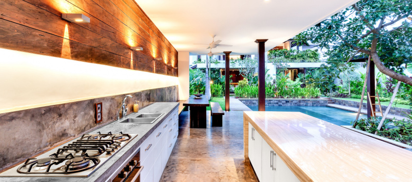 Experience the Ultimate Luxury Advantages of an Outdoor Kitchen in South Florida